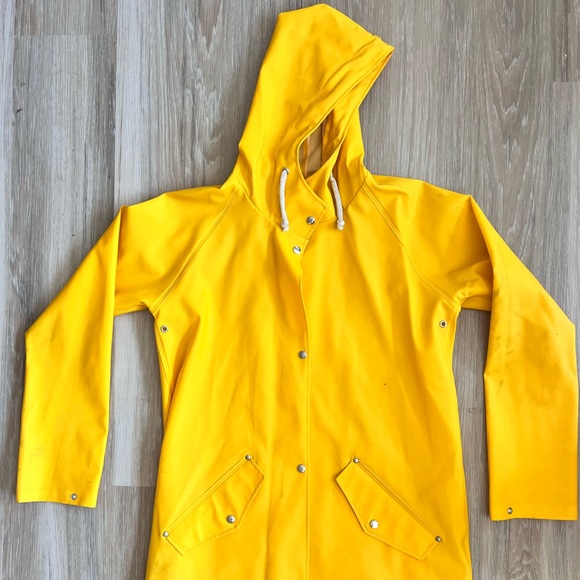 Thigh length women’s raincoat - Picture 1 of 3